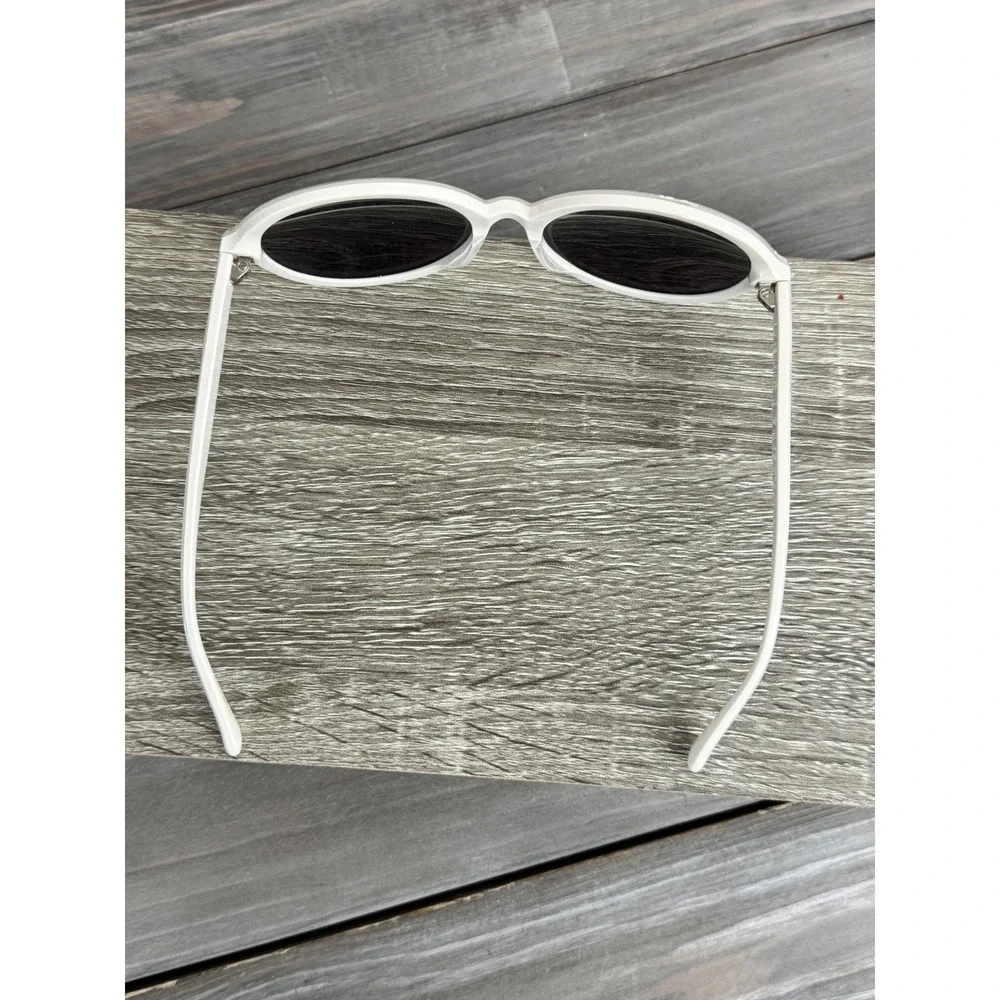 New‎ Trina Turk Oversized Round Sunglasses Cream Off White Retro Floral Detail
